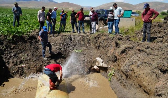 Sulamada kullanılan boru patlayınca tarlasını sulayamayan çiftçiler tepki gösterdi