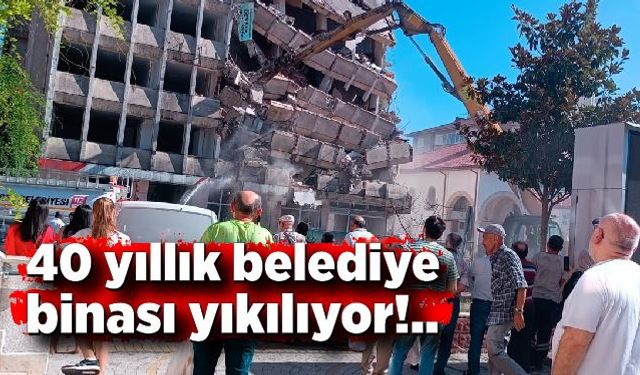 Devrek Belediyesi eski hizmet binasının yıkımına başlandı