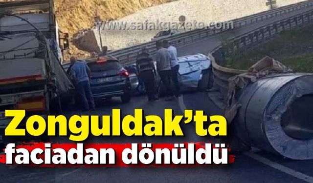 Ereğli yolunda kaza! Çelik rulolar yola saçıldı