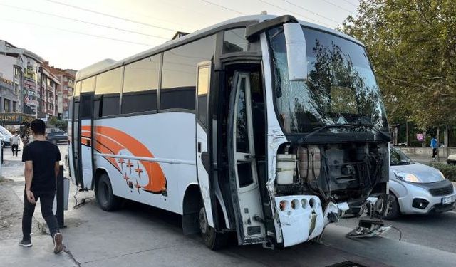 Freni patlayan servis minibüsü ortalığı birbirine kattı