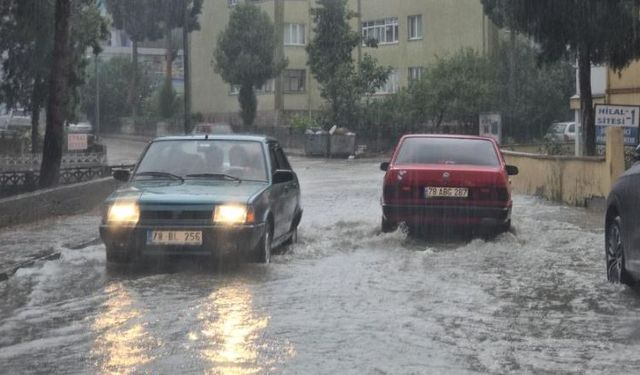 Sağanak hayatı felç etti, yollar dere yataklarına döndü