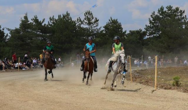 Kastamonu'da geleneksel at yarışına vatandaşlardan büyük ilgi