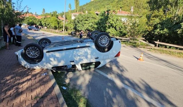 Kaldırıma çarpan otomobil takla attı: 1 yaralı