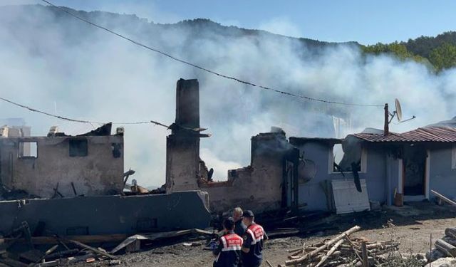 Kastamonu'da korkutan yangın: 3 ev küle döndü, 17 yaşındaki genç kayıp