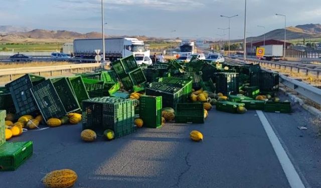 Tır viraja hızlı girdi: Yola savrulan tonlarca kavun kara yolunu kapattı