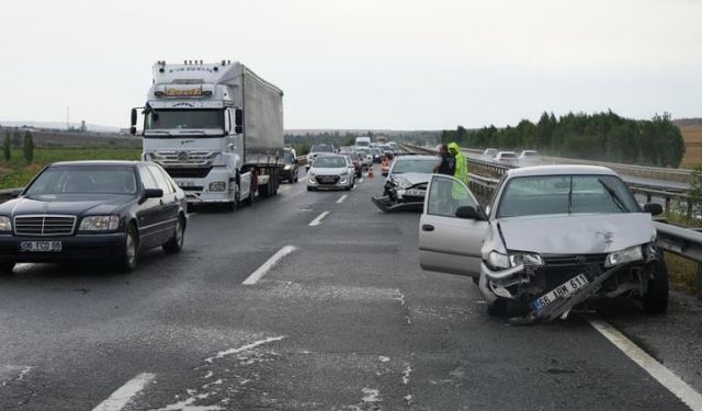 Yağmur kazaya davetiye çıkardı: 3 araç çarpıştı, 4 yaralı