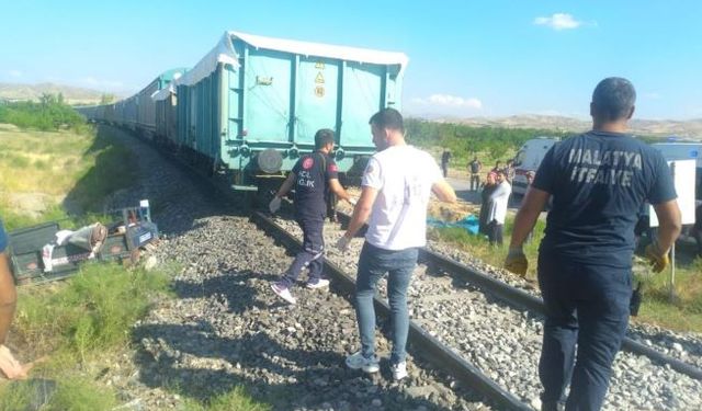 Yük treni çapa motoruna çarptı, anne ve 2 çocuğu hayatını kaybetti