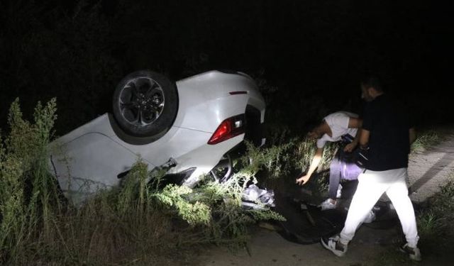 Çarpışan otomobillerden biri takla atarak kanala devrildi: 2 yaralı