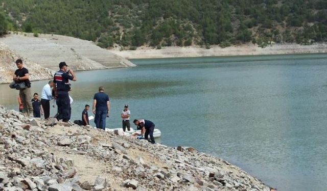 Serinlemek için girdiği barajda hayatını kaybetti