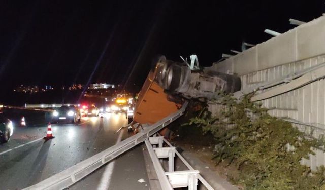 Tır 3 metre yükseklikten karşı şeride uçtu