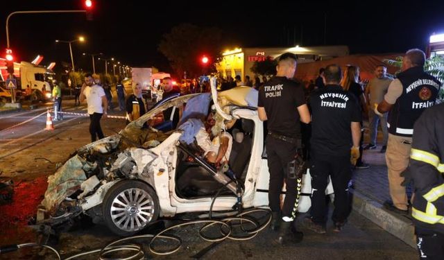 Otomobil tıra arkadan çarptı: 2 ölü, 3 ağır yaralı