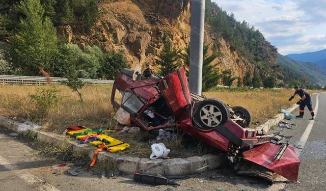 Tofaş marka araç kazada paramparça oldu: 1 ölü, 9 yaralı