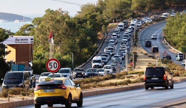 Tatil çılgınlığı! 24 saatte giriş yapan 20 bin araç trafiği kilitledi