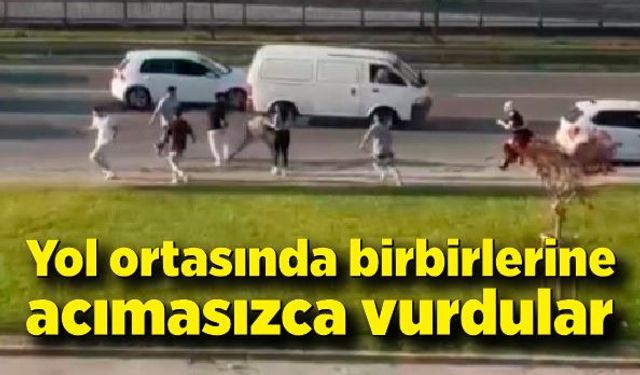 Yol ortasında birbirlerine acımasızca vurdular