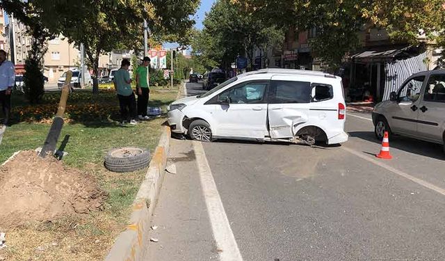 Ambulans ile hafif ticari araç çarpıştı: 2 yaralı