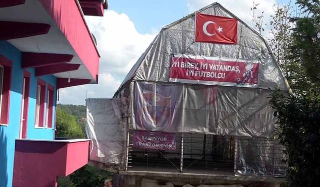 Fanatik baba, oğlu için kapalı halı saha yaptı