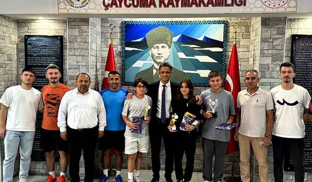 Tenis Şampiyonlarına Kaymakamdan Hediye