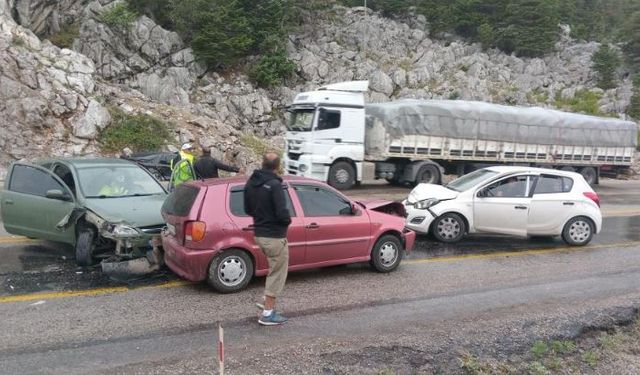 4 araçlı zincirleme kaza: 5 yaralı