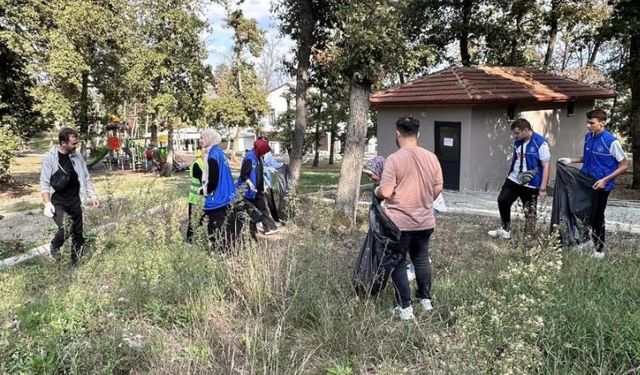 Gençler temiz dünya, sağlıklı gelecek için çöp topladı