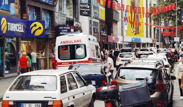 Trafik yoğunluğu hat safhada ambulans dakikalarca trafikte bekledi