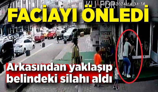 Faciayı önledi! Husumetlisinin belinden çıkarmaya çalıştığı tabancayı aldı