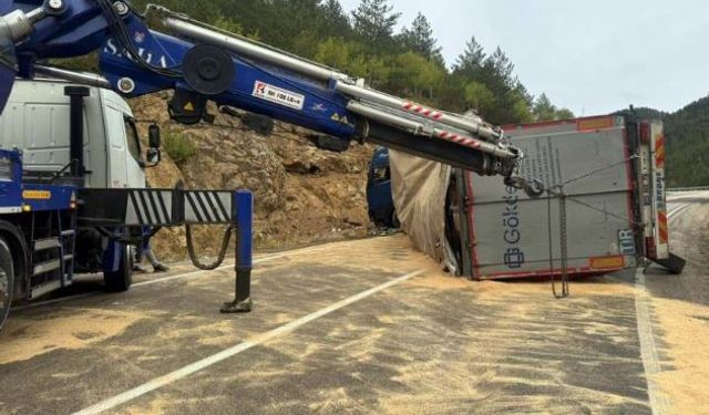 Tır devrildi, makarnalar yola saçıldı