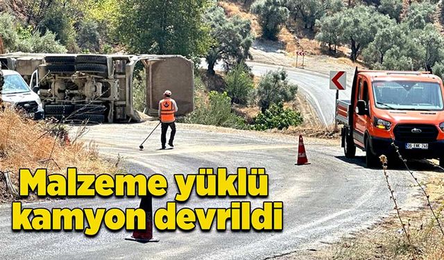 Malzeme yüklü kamyon devrildi