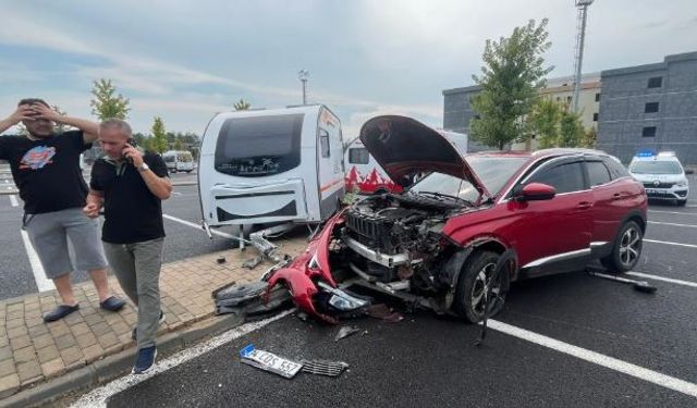 Hastane otoparkında park halindeki karavana çarptı