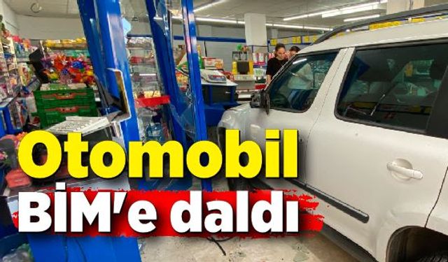 Otomobil BİM'e daldı, vatandaş çekiliş var sandı