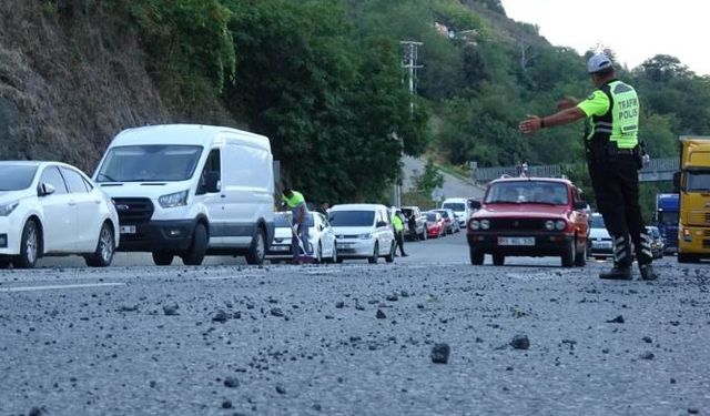 Taş ocağında patlama: Yola savurulan taşlar araçlara isabet etti, 4 kişi yaralandı