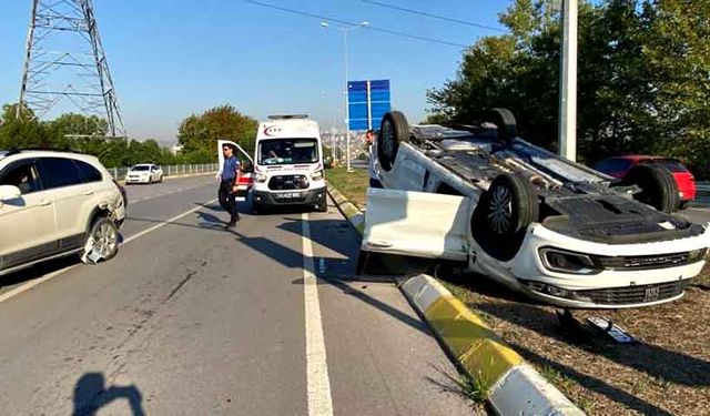 Trafik ışıklarında kaza: Otomobil takla attı