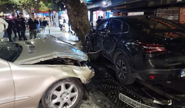 Kontrolden çıkan araç park halindeki otomobile çarptı: 1'i ağır 4 yaralı