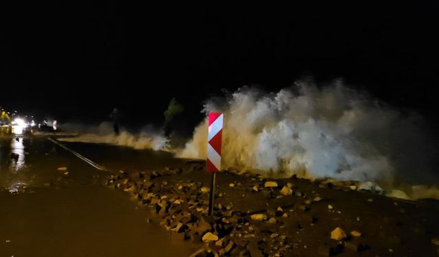 Kastamonu'da dev dalgalar sahili dövdü