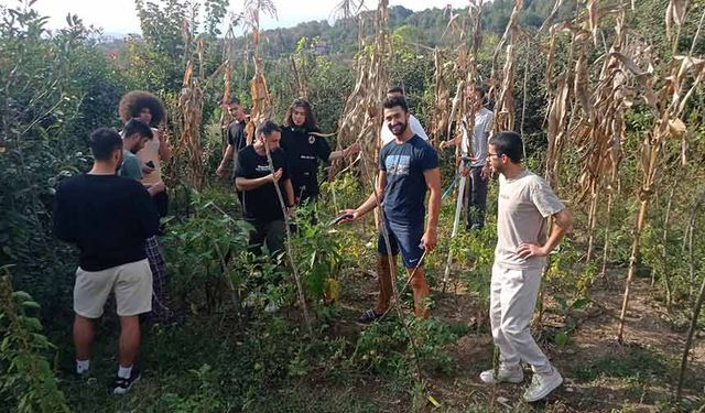 Gençler toprakla uğraşıp stres atıyor