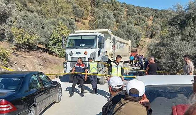 Kum kamyonunun altında kalan anneanne ve torunu hayatını kaybetti