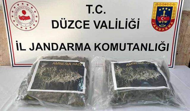 Otomobildeki valizin içinden uyuşturucu çıktı