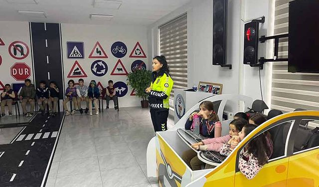 Öğrenciler trafik kurallarını öğreniyor