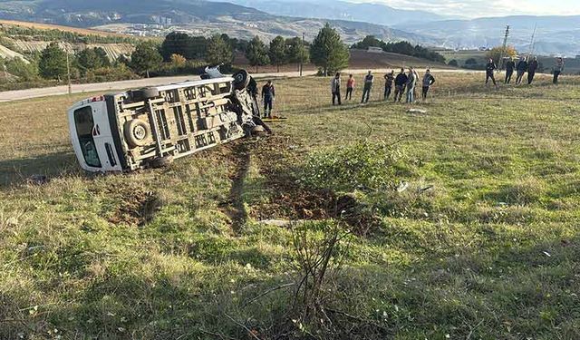 Yoldan çıkan servis aracı şarampole devrildi: 1 yaralı