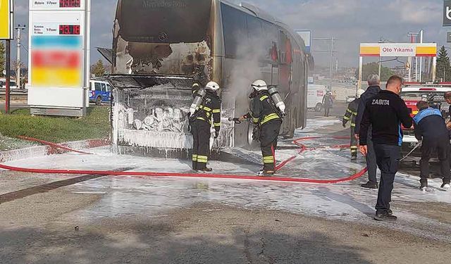 Yolcu otobüsünde yangın: Sürücü aracı akaryakıt istasyonuna çekip itfaiyeyi aradı