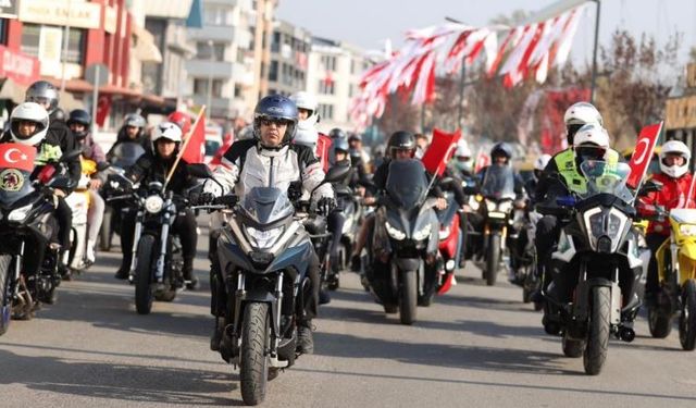 Motosiklet turuna yüzlerce kişi katıldı