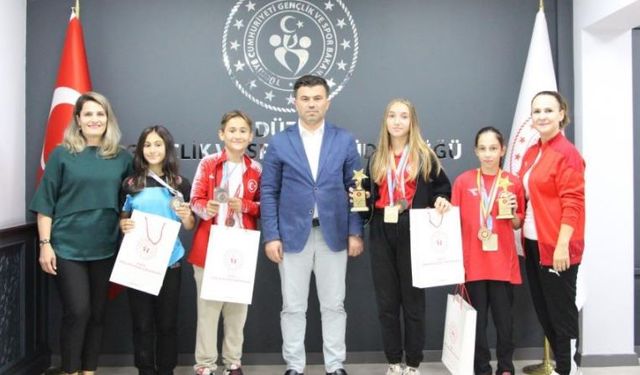 Yazıcı'dan başarılı sporculara hediye