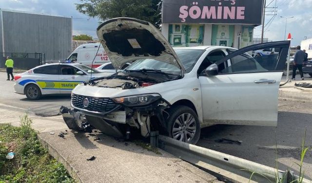 Kocaeli'de otomobil kaldırıma çıktı: 1'i bebek 3 yaralı