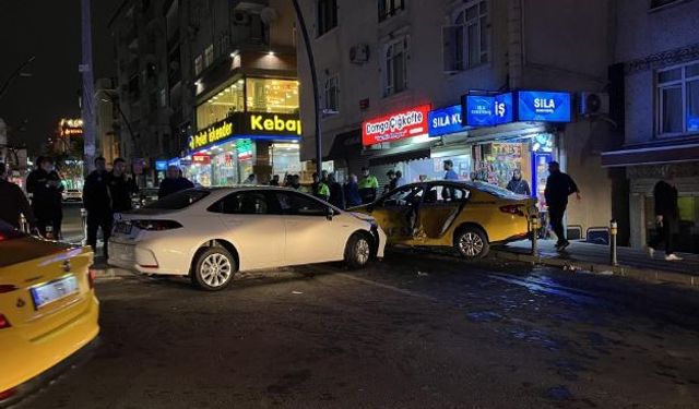 Küçükçekmece’de otomobilin taksiye çarptığı anlar kamerada: 3 yaralı