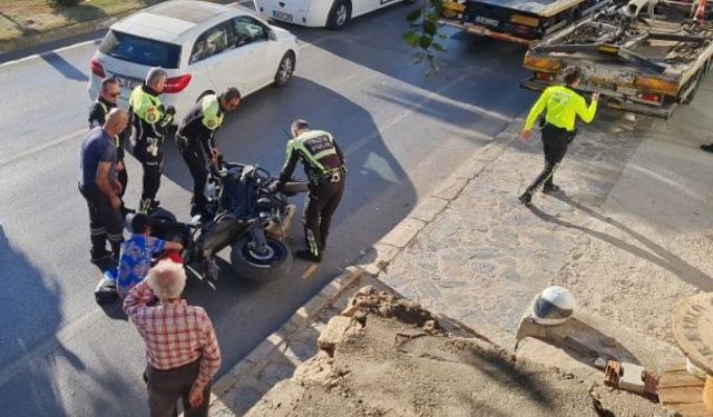 Çılgına dönen kadın, polisin motosikletini tekmeleyip devirdi