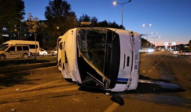 Otomobille çarpışan işçi servisi yan yattı: 2 yaralı