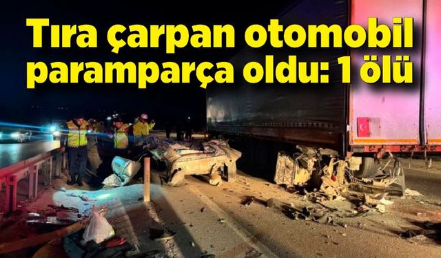 Lastiği patlayan tıra çarpan otomobil paramparça oldu: 1 ölü