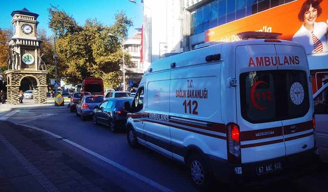 Trafik kitlendi ambulans yolda kaldı