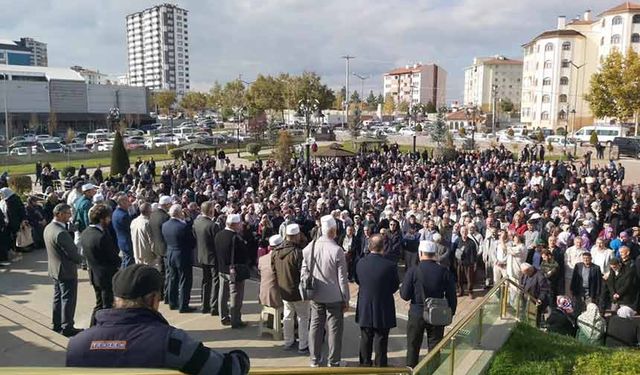 Kastamonu'dan kutsal topraklara giden umreciler dualarla uğurlandı