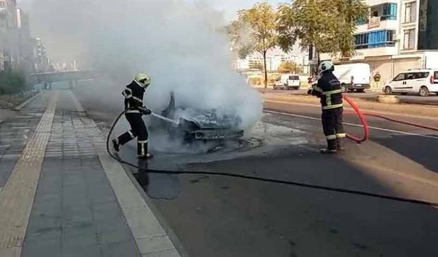 Seyir halindeki otomobil alev topuna döndü