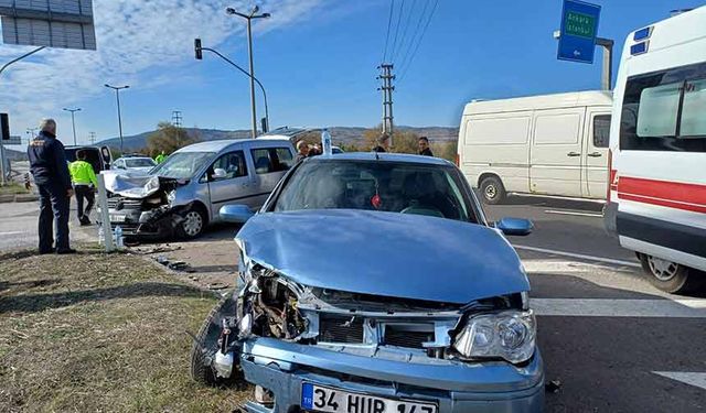 Hafif ticari araç ile otomobil çarpıştı: 7 yaralı